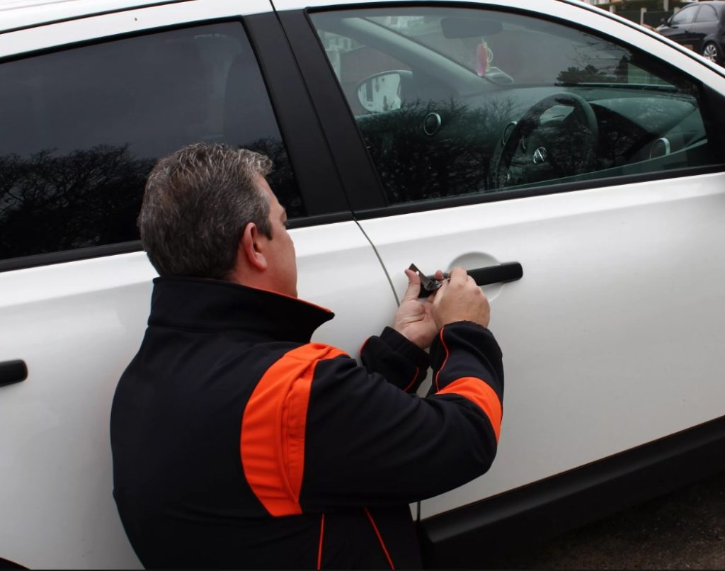 Срочное открытие дверей автомобиля в Черногорске