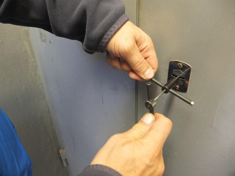 Срочное открытие замков гаража в Черногорске